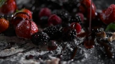 meyve şurubu portre siyah arka plan döktü