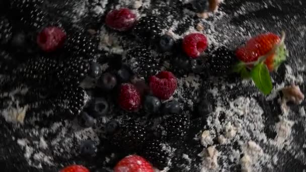 Fruit met suiker draaien closeup — Stockvideo