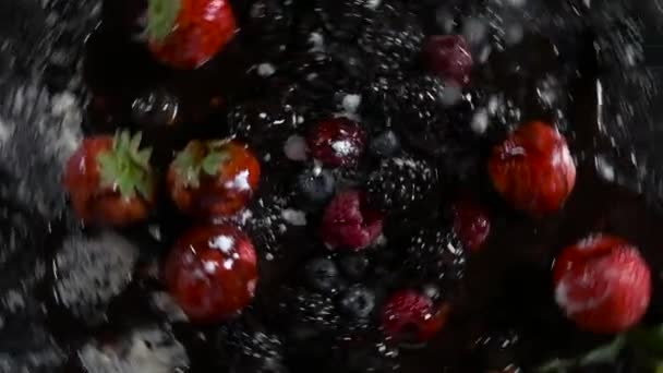 Früchte rotieren und mit Puderzucker bestreut — Stockvideo