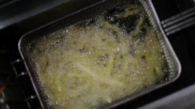 patates derin yağında pişirilir