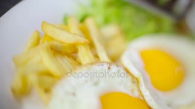 sahanda yumurta ve sosis Kahvaltı