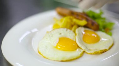 sahanda yumurta ve sosis Kahvaltı