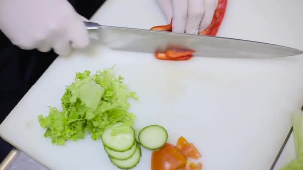 Chef con guantes corta pimienta — Vídeo de stock