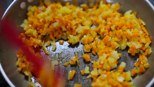 Cebolla y zanahoria fritas en una sartén — Vídeos de Stock