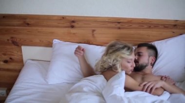 Beyaz yatakta sarılma Çift