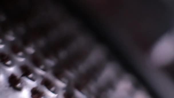 Memotong dari serutan cokelat closeup — Stok Video