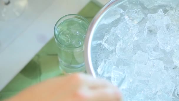 Barman gooit ijs in een glas — Stockvideo