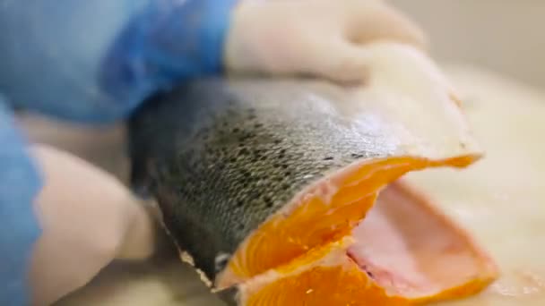 Venditore tagli di salmone al supermercato — Video Stock