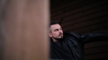 adam stree üzerinde siyah bir ceket giyer