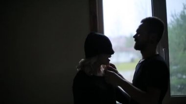 adam şapka kız gözünü çeker.