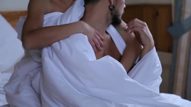 Жінка обіймає чоловіка в ковдрі — стокове відео