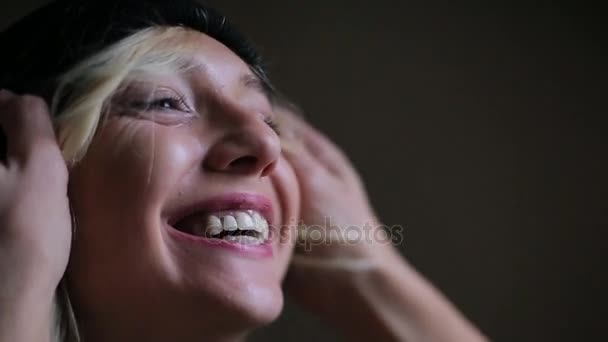 homme tire chapeau sur fille yeux et baisers 