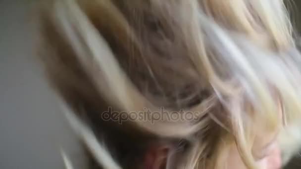 Блондинка трясе головою — стокове відео