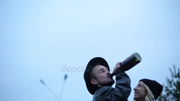 Muž pití z láhve na ulici — Stock video