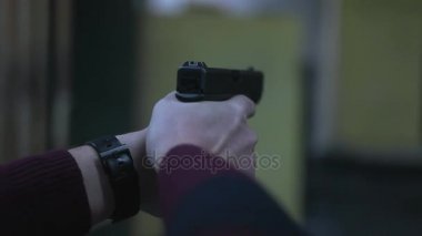 elinde bir silah atış poligonuna adam
