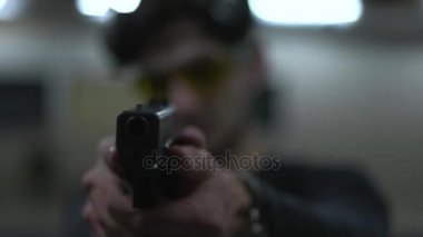 elinde bir silah atış poligonuna adam