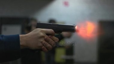 adam aralığı silah, silah ateş eder.
