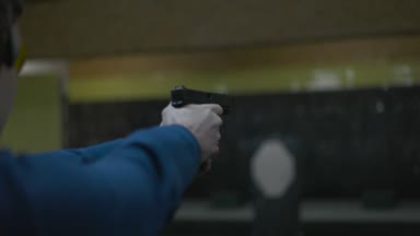 adam aralığı silah, silah ateş eder.