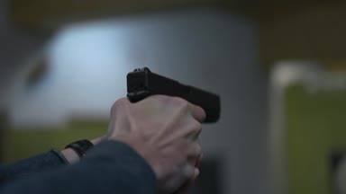 dostum sürgünler bir silah aralığı çekim, yakın çekim