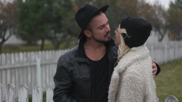 Couple baisers en automne campagne — Video