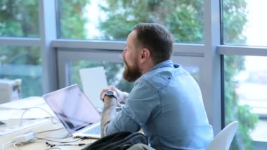 Tasarımcısı müşteri ile iletişim kurar.