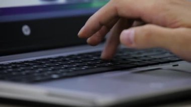 Adam türü metin üstünde laptop