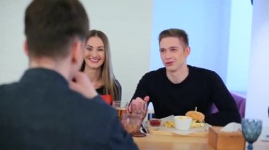 arkadaşlar ve konuşma hamburger yemek