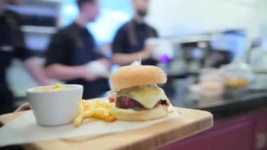 Kız garson burger sunar