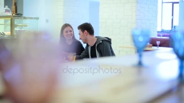 patates kızartması bir restoranda yemek Çift