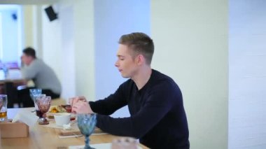 adam sandviç restoranında yiyor.