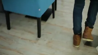 bacaklar Restoran görünümü üzerinde yürüyen adam