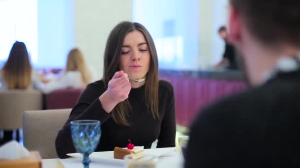 Chica comiendo postre en un restaurante — Vídeos de Stock