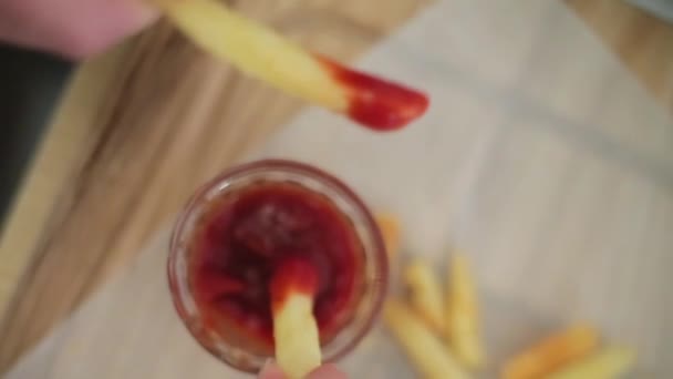 Batatas fritas em ketchup close-up — Vídeo de Stock