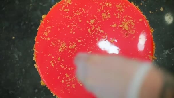 Приготовить торт посыпать мелкие крошки — стоковое видео