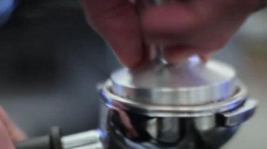 Barista kahve telvesi closeup sıkıştırır