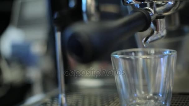 Kaffe hälla från kaffebryggare — Stockvideo