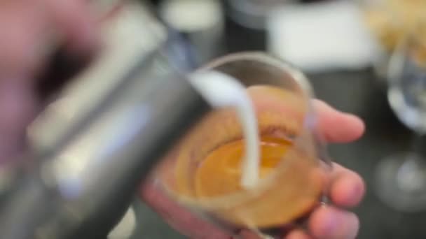 Barista añade leche al café — Vídeos de Stock