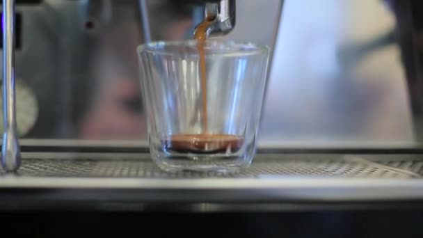 Кофе разливается из кофеварки — стоковое видео