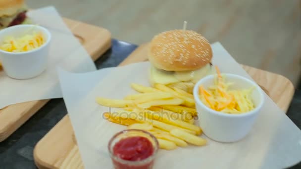 Hamburgery a hranolky v restauraci — Stock video