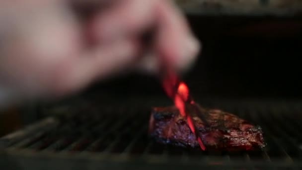 Chef cuisinier steak sur le gril — Video
