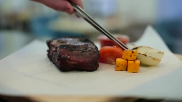 Köksmästaren sätter biff och grönsaker — Stockvideo