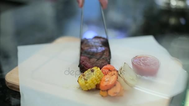 Šéfkuchař připravuje krmení steak se zeleninou — Stock video