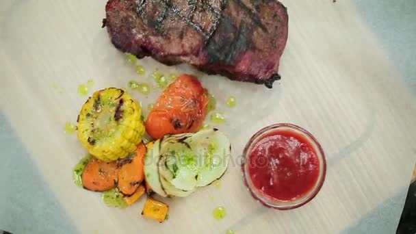Steak saus en groenten close-up — Stockvideo
