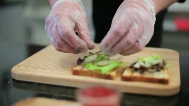 Cozinheiro prepara sanduíches de perto — Vídeo de Stock