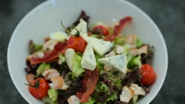 Close-up van een groente salade — Stockvideo
