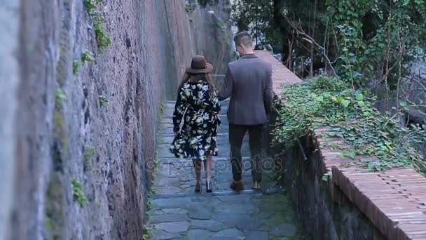 Paar spaziert die alte Straße entlang — Stockvideo
