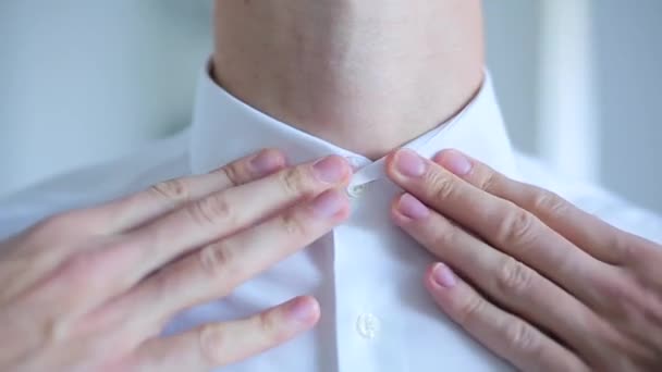 Homme boutonnant une chemise blanche — Video