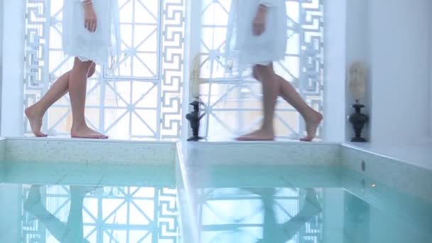Femme marche près d'un bain — Video