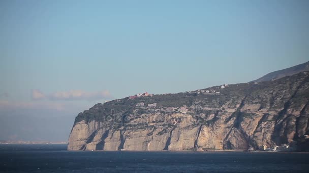 Vista sulle scogliere e sul mare — Video Stock