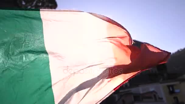 Ondeando bandera italiana de cerca — Vídeo de stock